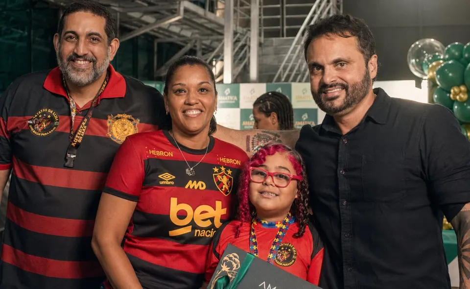 Família de torcedores do Sport com criança beneficiada recebendo certificado