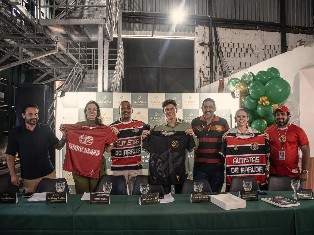 Lideranças das torcidas de Sport, Santa Cruz e Náutico segurando camisas das torcidas autistas
